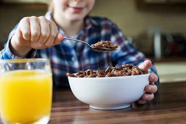 alimentos insanos para niños anunciados en televisión